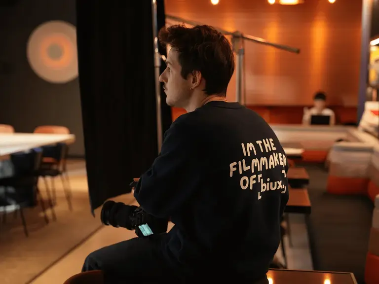 Filmmaker Biux avec caméra