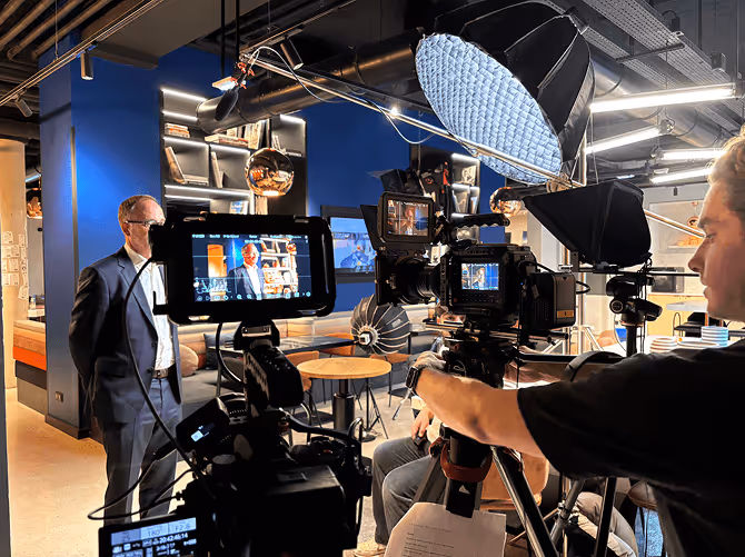 Combien coûte vraiment une vidéo corporate ? (Et pourquoi la réponse n&rsquo;est jamais simple)