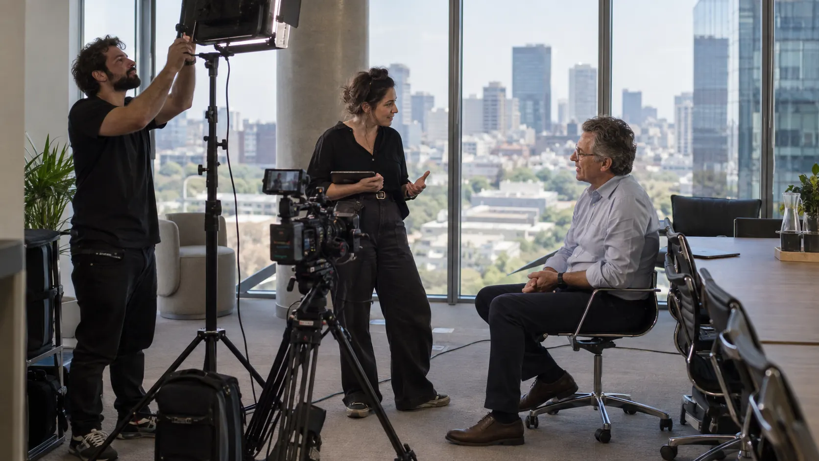 Illustration IA : Équipe préparant un tournage de film institutionnel dans des bureaux.