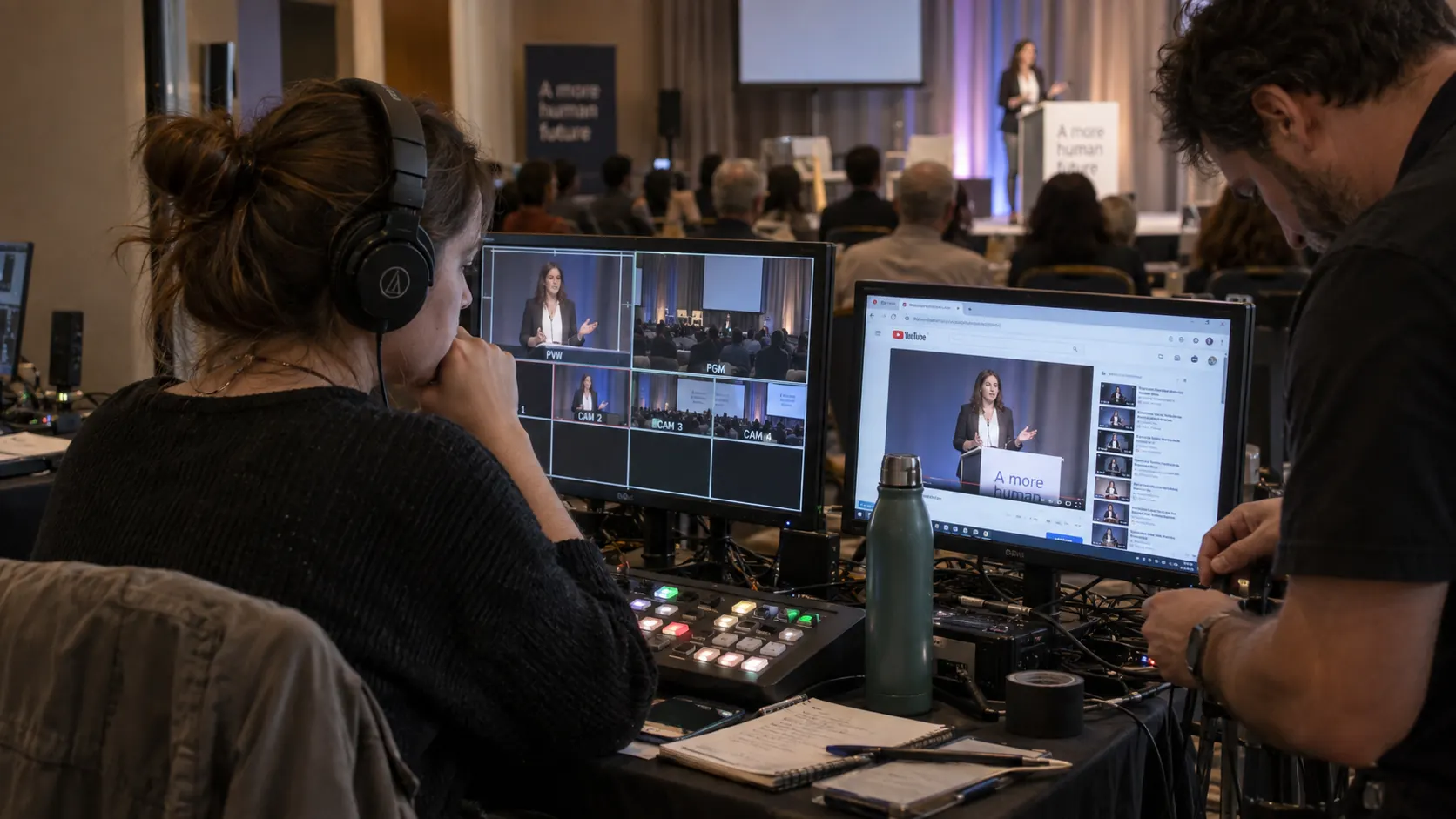 Illustration IA : Régie multicaméra et pupitre de réalisation pour un live streaming d’entreprise.