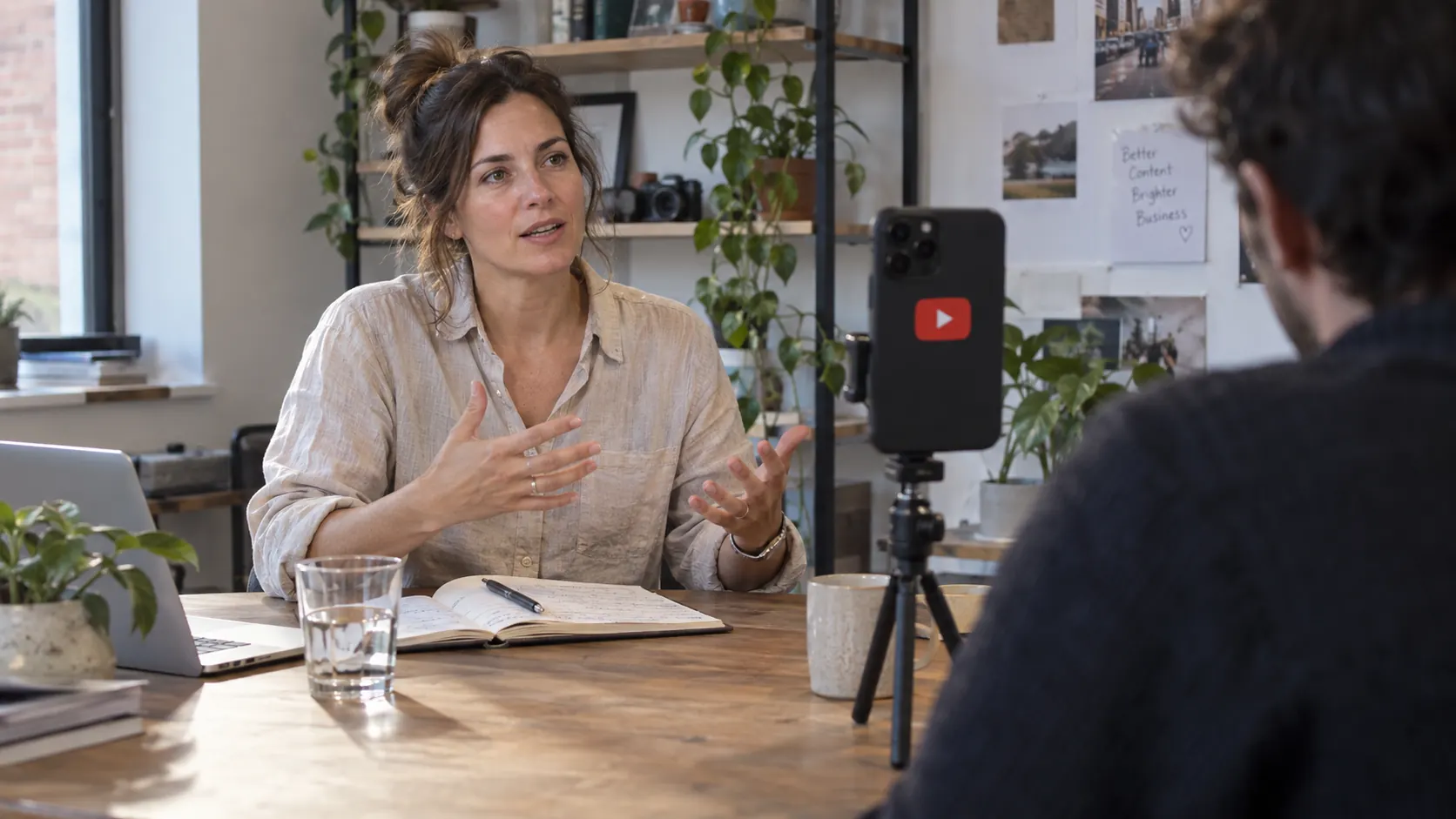 Illustration IA : Tournage d’une vidéo verticale courte avec un smartphone, pour un YouTube Short d’entreprise.